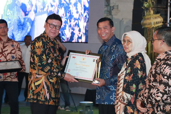 Hari OTDA ke-23, Wako Raih Penghargaan Satya Lencana Karya Bhakti Praja Nugraha